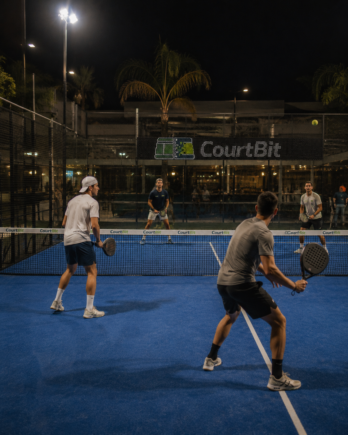 Cancha de padel iluminada al atardecer
